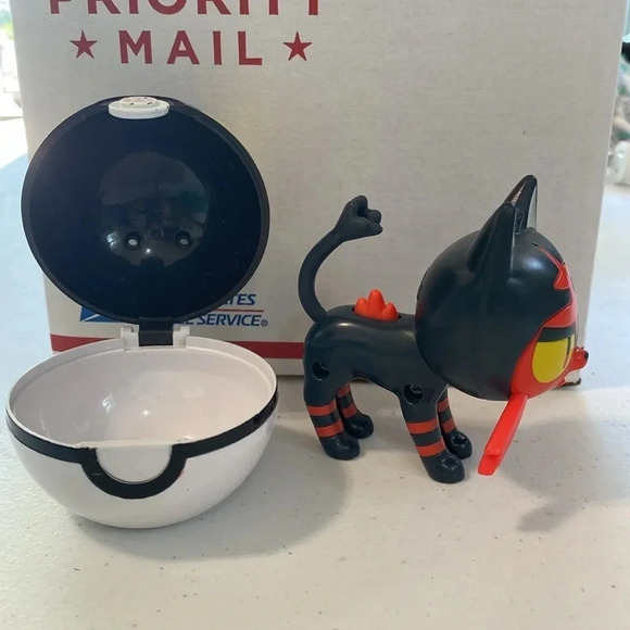 Pokémon Toys - 5 figures, belt clip pokeball, book & Pikachu stuffed animal - Picture 10 of 13